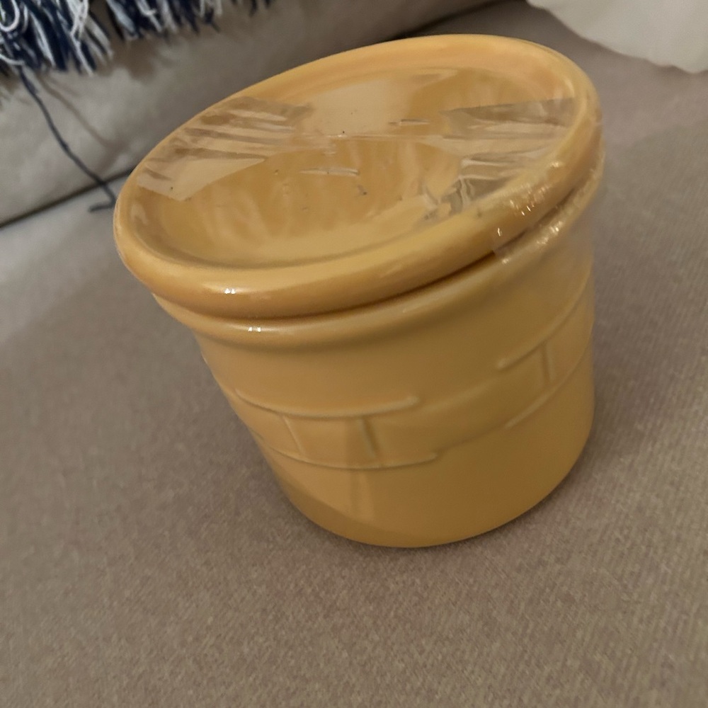 NIB Longaberger crock with lid. Butternut color. See pics for measurements